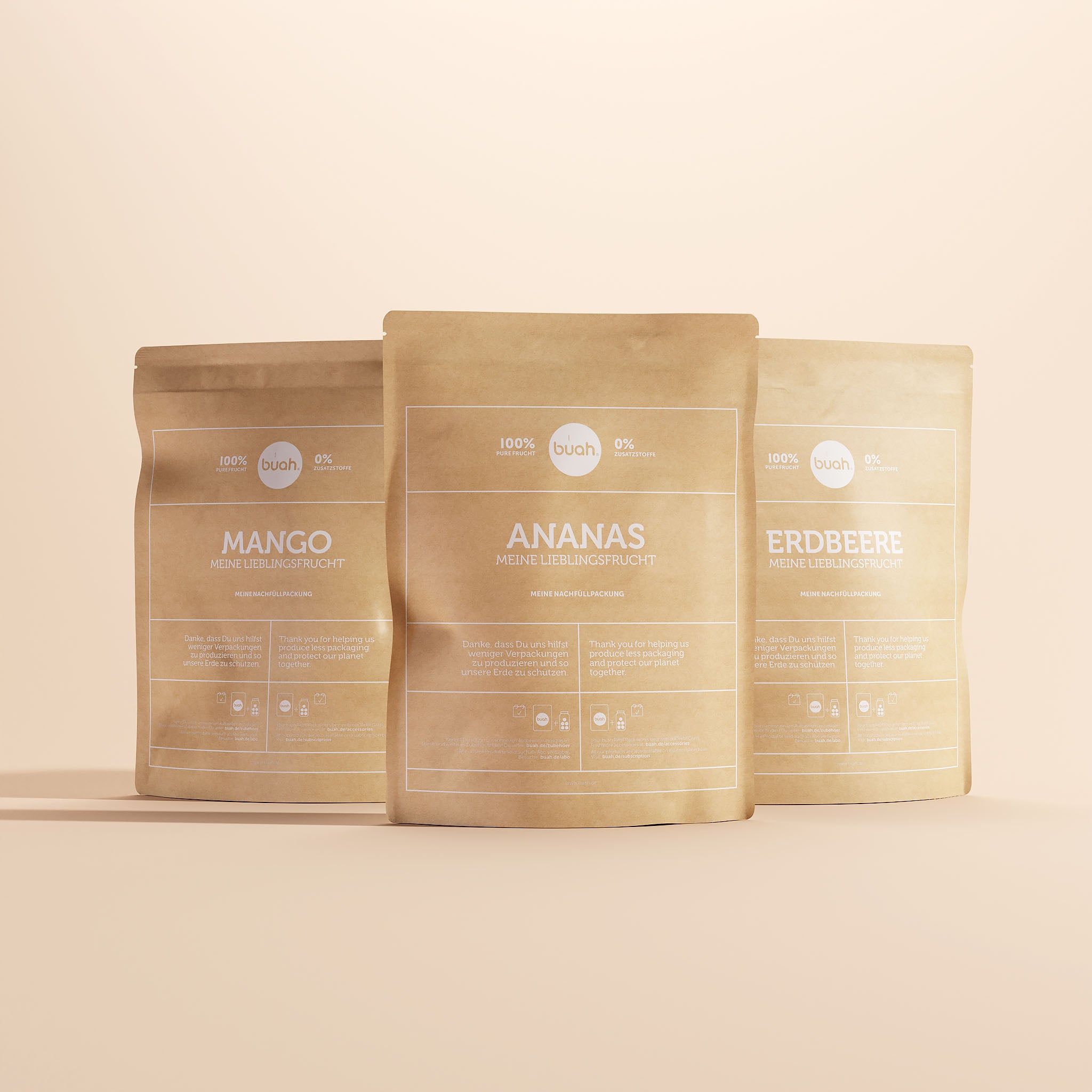 buah Vorteilspackungen aus braunen Papiertüten der Sorten Mango, Ananas und Erdbeere nebeneinander aufgereiht