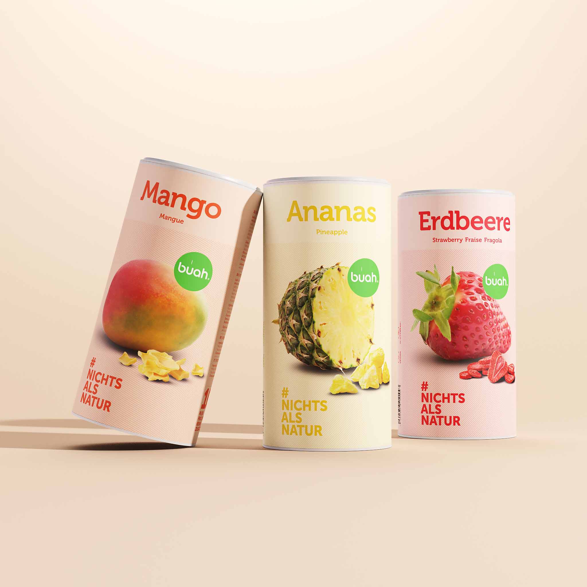 buah Dosen Mango, Ananas und Erdbeere stehen nebeneinander vor gelbem Hintergrund