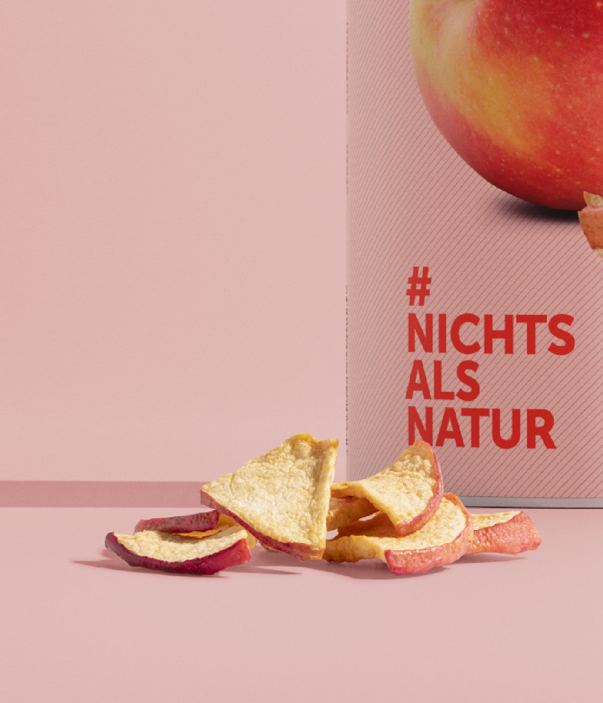 buah vakuumgetrockneter Apfel liegt vor grosser Dose buah Apfel