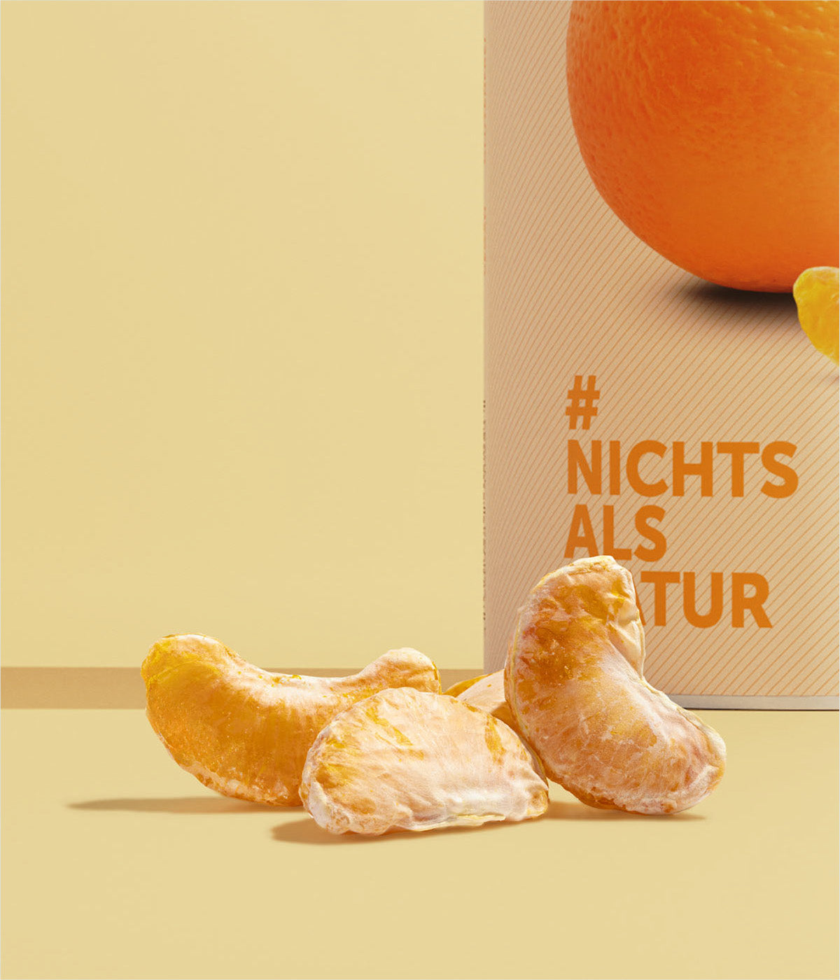 Vakuumgetrocknete Mandarinen Stücke vor einer Dose buah Mandarinen