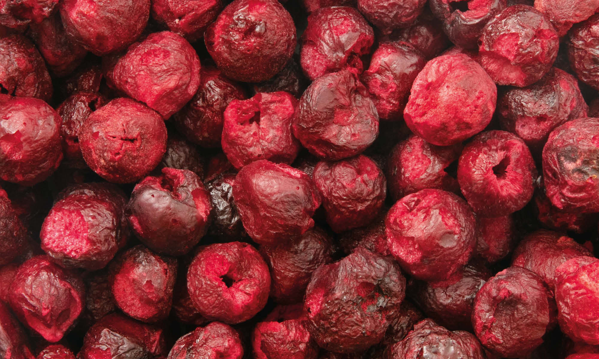 Viele gefriergetrocknete Sauerkirschen liegen auf und nebeneinander