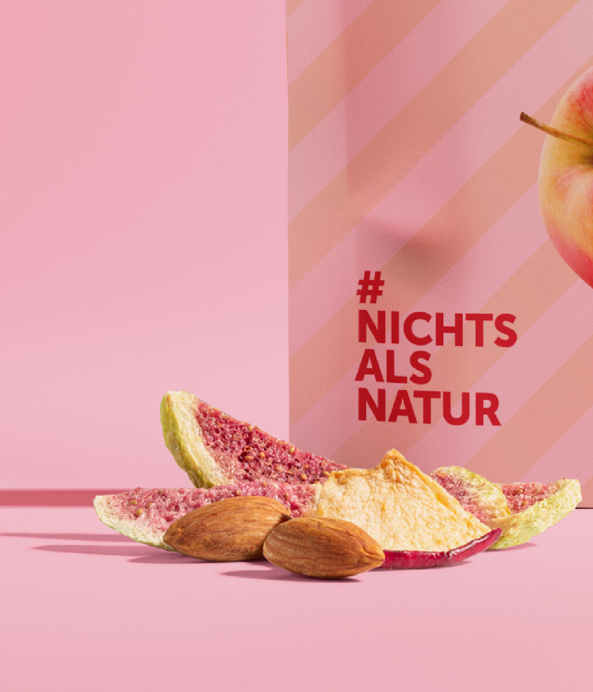 buah Frucht & Nuss Mischung Feige, Apfel und Mandel neben einem Picknickkorb und einem Sandwich