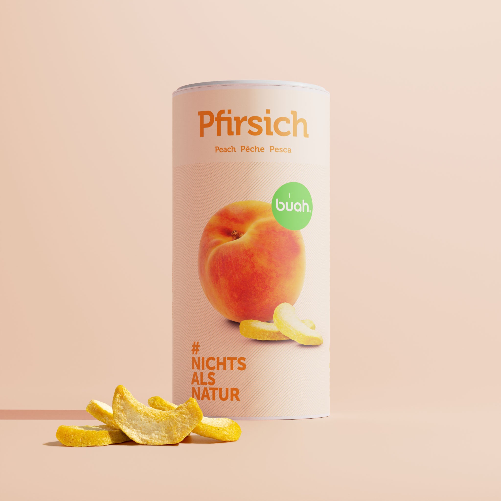 Lattina cilindrica di pesca buah con intagli di pesca liofilizzata davanti alla lattina