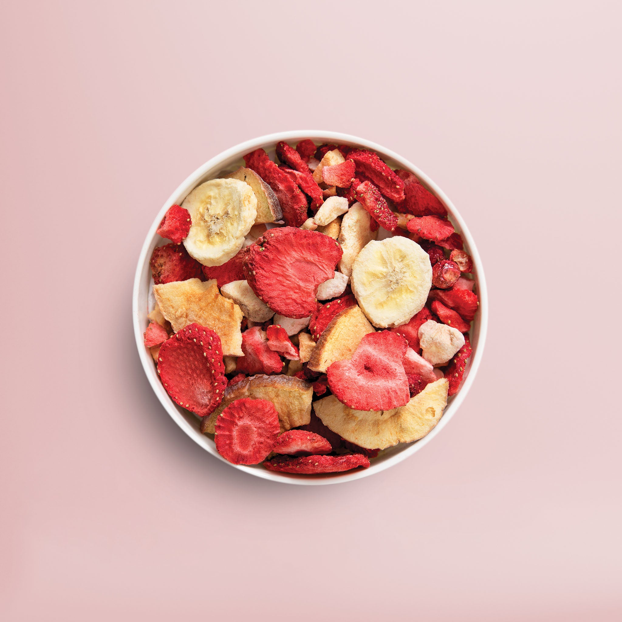 Gefriergetrocknete Erdbeeren, Bananen und getrockneter Apfel von buah in einer Schale gemischt