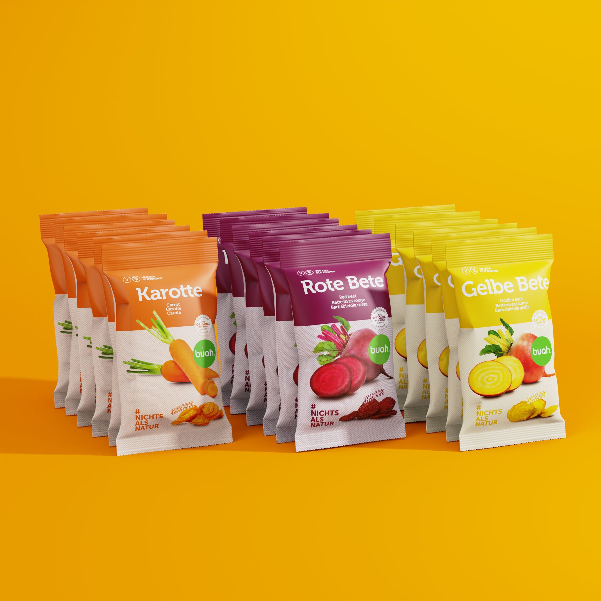 Jeweils 6 Packungen buah gelbe Bete, rote Bete und Karotte hintereinander aufgestellt vor gelbem Hintergrund