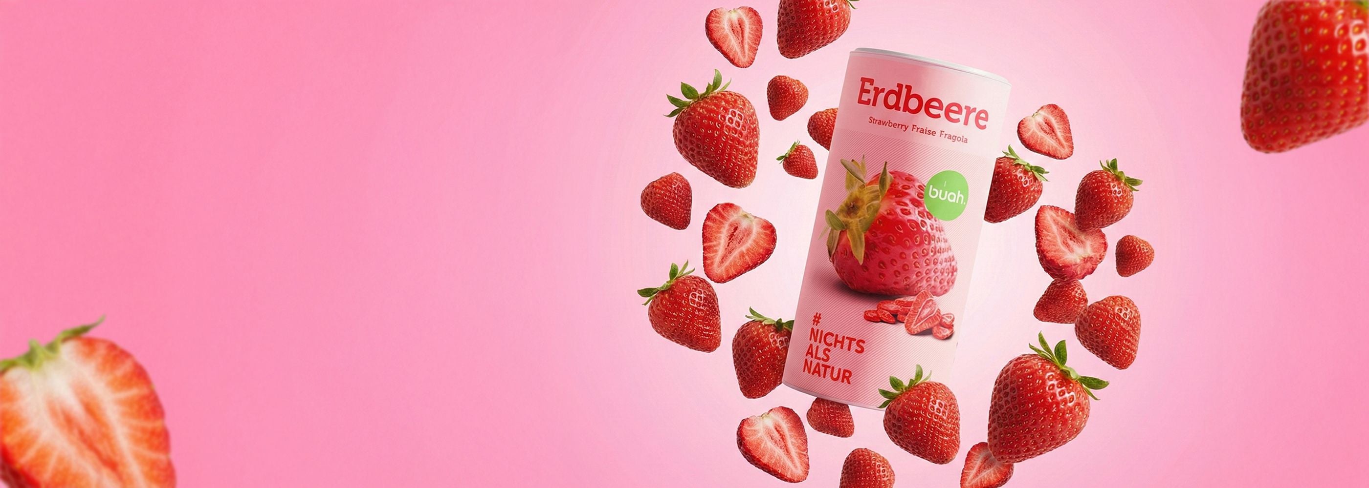 buah Dose Erdbeere schwebend vor rosa Hintergrund, um die Dose schweben viele frische, rote Erdbeere und halbierte Erdbeeren
