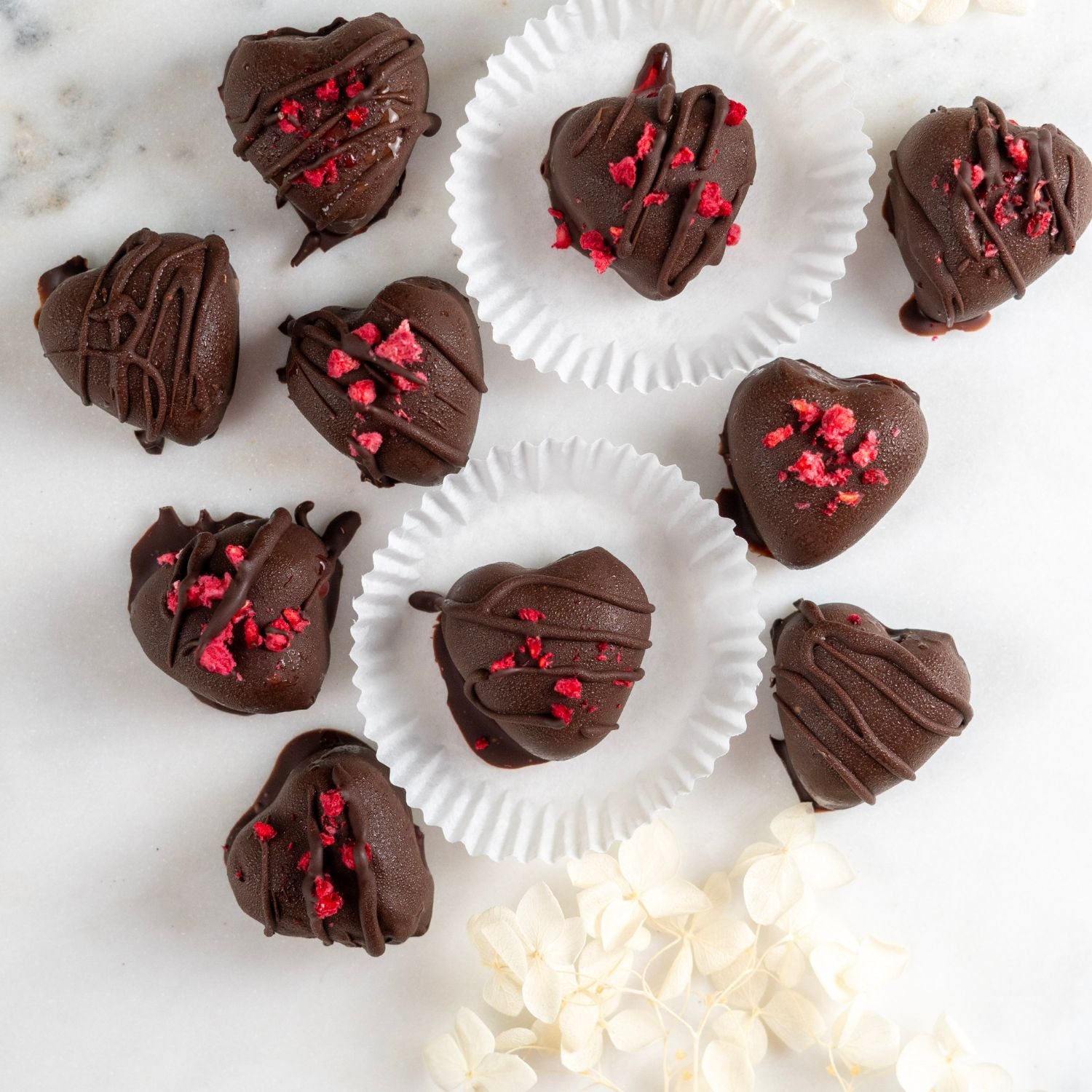 buah Rezept Schokopralinen in Herzform aus Datteln und buah Kokosnuss und Himbeere