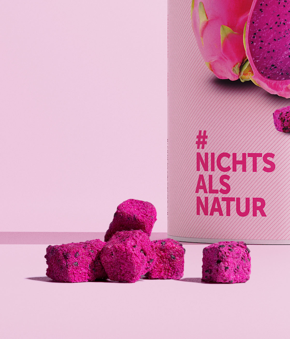 Ecke einer Dose buah gefriergetrocknete Drachenfrucht ist zu sehen mit dem # Nichts als Natur, davor einige Wuerfel Drachenfrucht