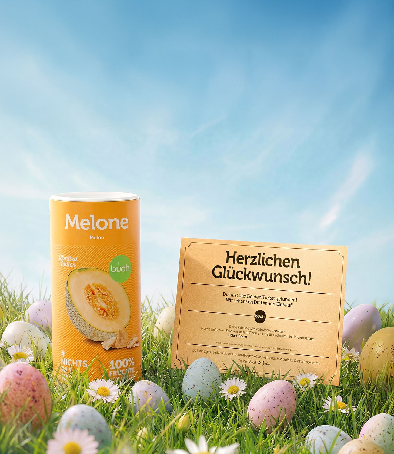 buah Aktion golden Ticket. Ein goldenes Papier-Ticket steht auf einer gruenen Wiese neben einer Dose buah gefriergetrocknete Cantaloupe Melone. Im Gras liegen Ostereier.