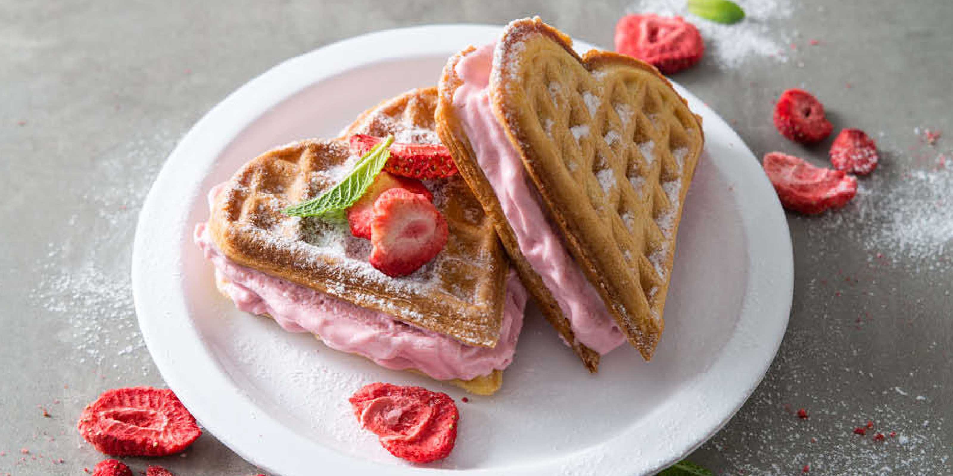Waffelsandwich mit cremigem Erdbeereis