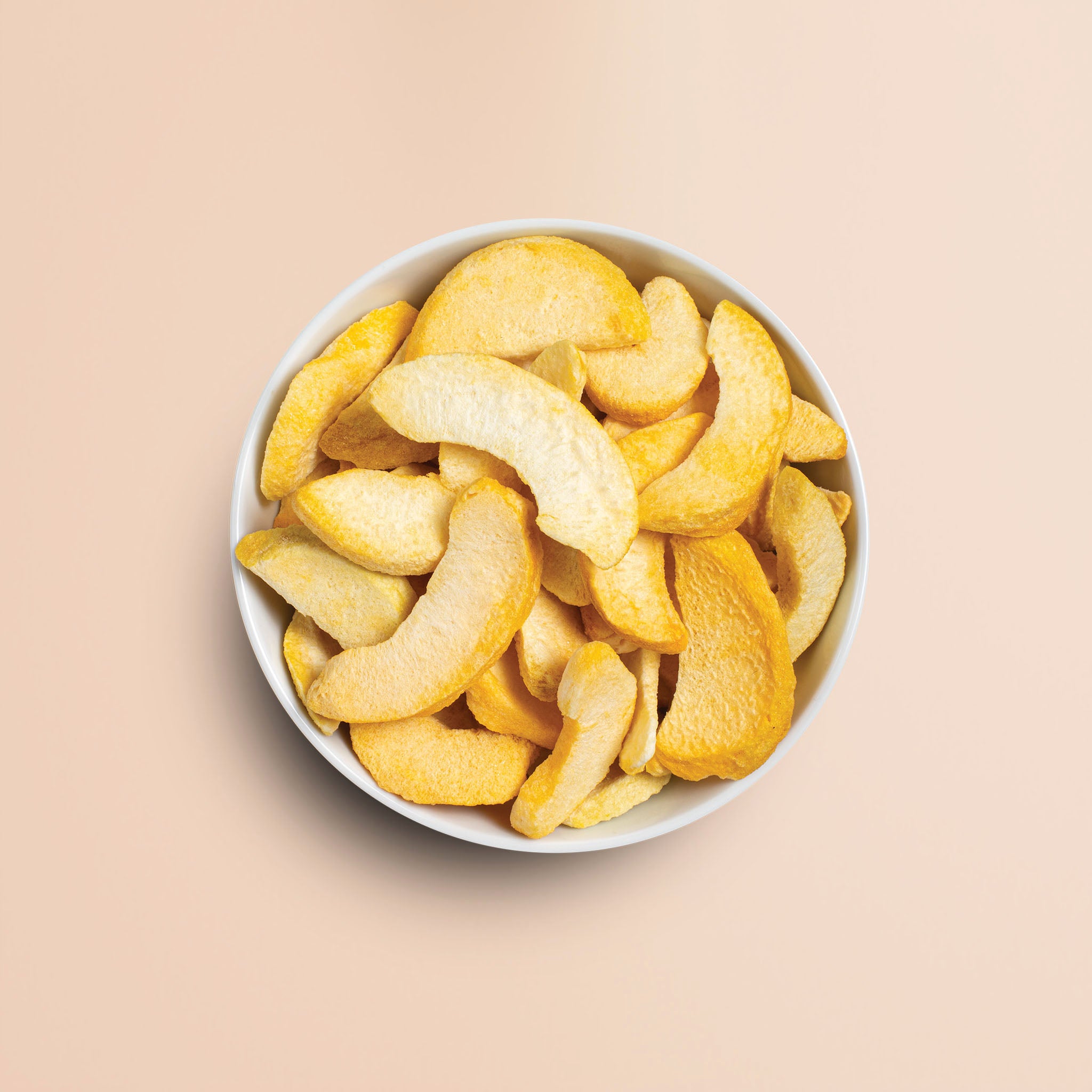 Schale voll mit Schnitzen des buah gefriergetrockneten Pfirsich 