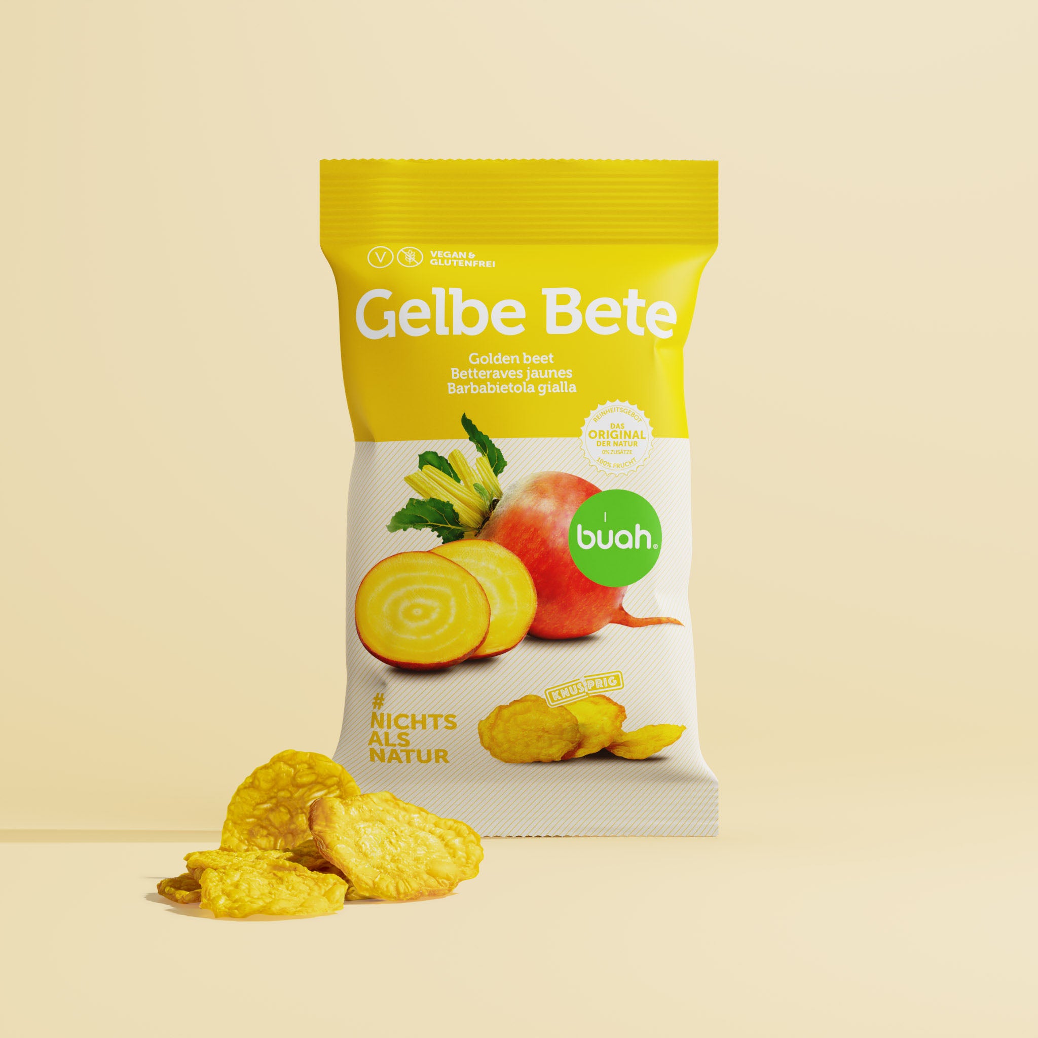 buah Packung Gelbe Bete Chips mit wenigen vakuumgetrockneten Gemuesechips vor der Packung