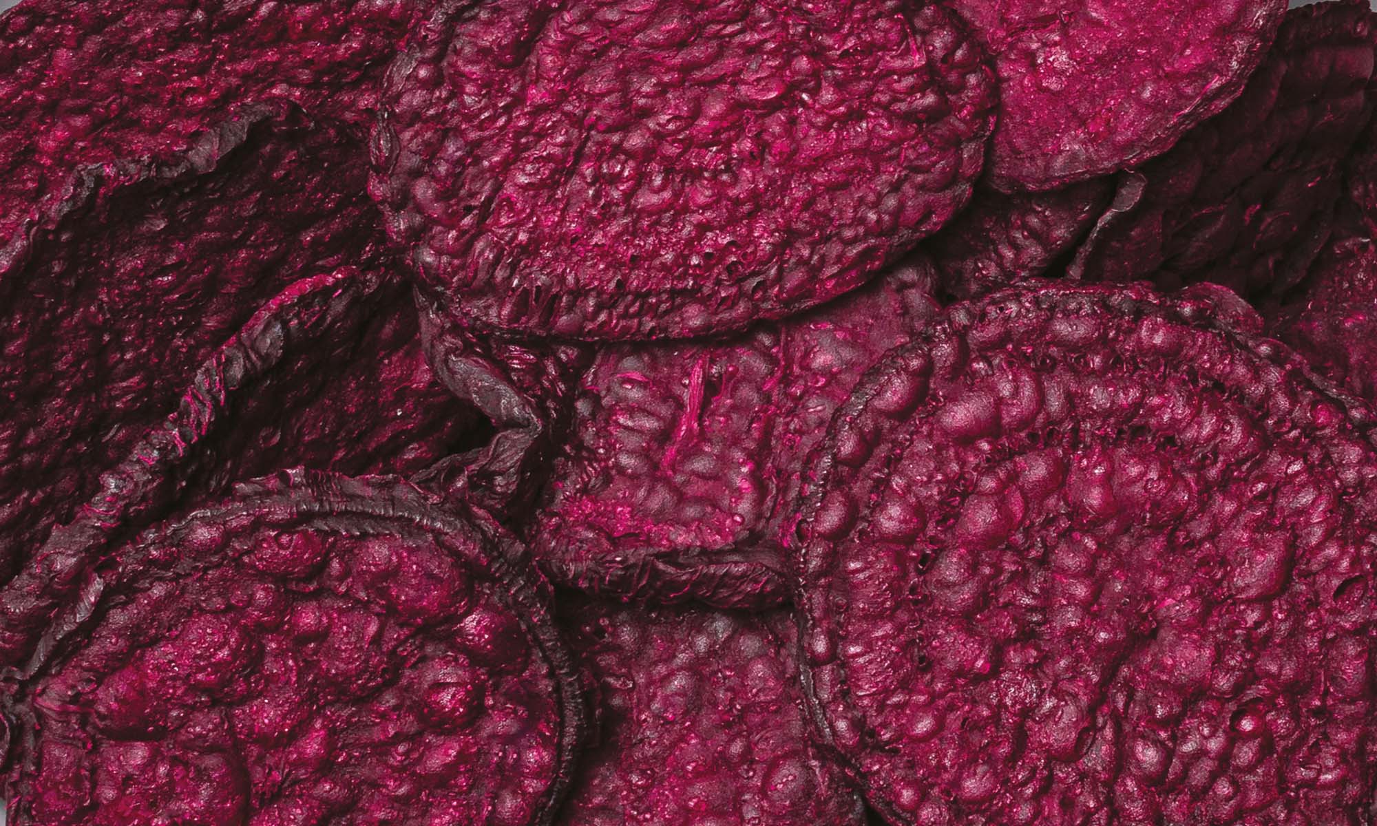 Viele, lila, vakuumgetrocknete Rote Bete Chips von buah auf und nebeneinander
