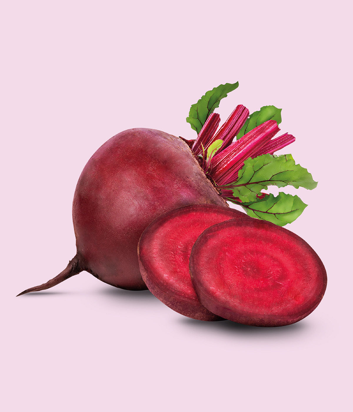 Ganze, frische Rote Bete Knolle liegt neben aufgeschnittener roten Bete in Scheiben