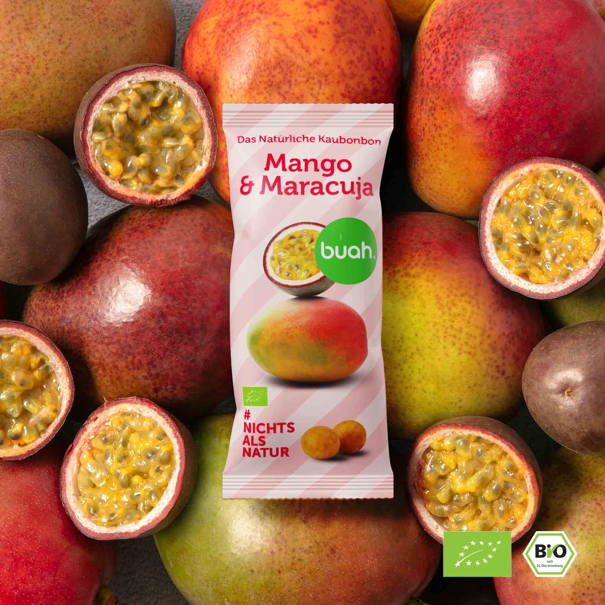 buah Mango-Maracuja Kaubonbon Verpackung liegt auf frischen Mangos und Maracujas