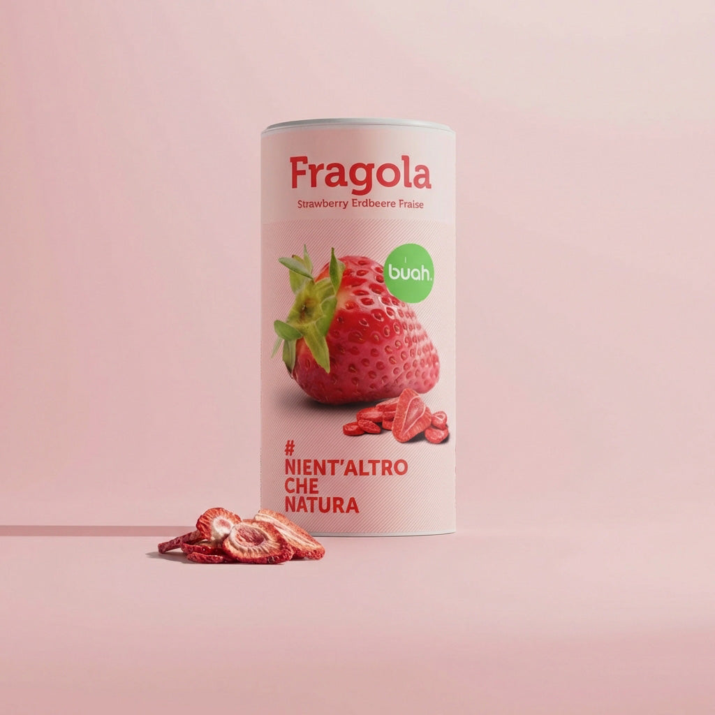 Lattina buah «Fragola» con una fragola e pezzi di fragola liofilizzata; visibile la scritta «NIENT’ALTRO CHE NATURA».