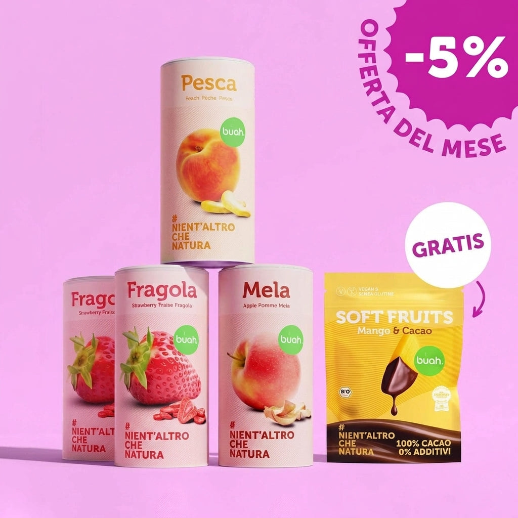 Una piramide di tre grandi barattoli di frutta liofilizzata buah (la pesca è sopra fragola e mela). A destra c'è un sacchetto di buah Soft Fruits Mango & Cacao con l'indicazione "FOR FREE". In alto a destra un badge: "-5% OFFERTA DEL MESE".