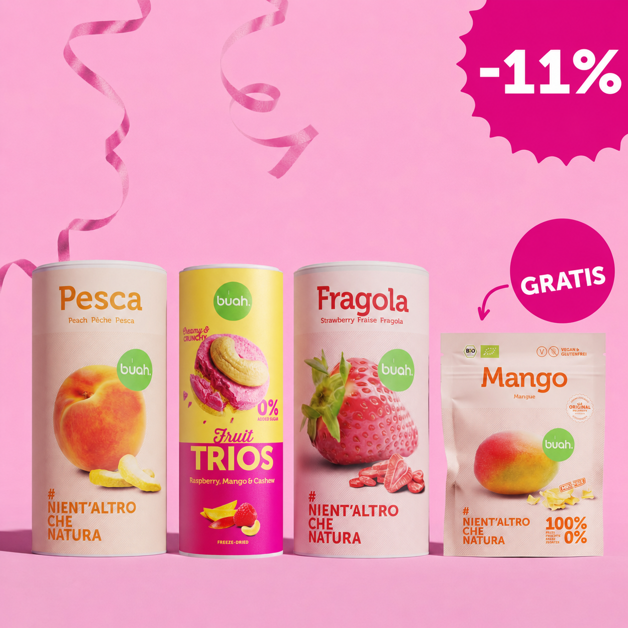 Tre grandi barattoli buah (pesca, Fruit TRIOS lampone-mango-anacardi e fragola) si trovano accanto a un piccolo sacchetto di mango su uno sfondo rosa con stelle filanti rosa. In alto a destra un badge frastagliato con "-11%", sopra il sacchetto un fumetto bianco recita "FOR FREE".