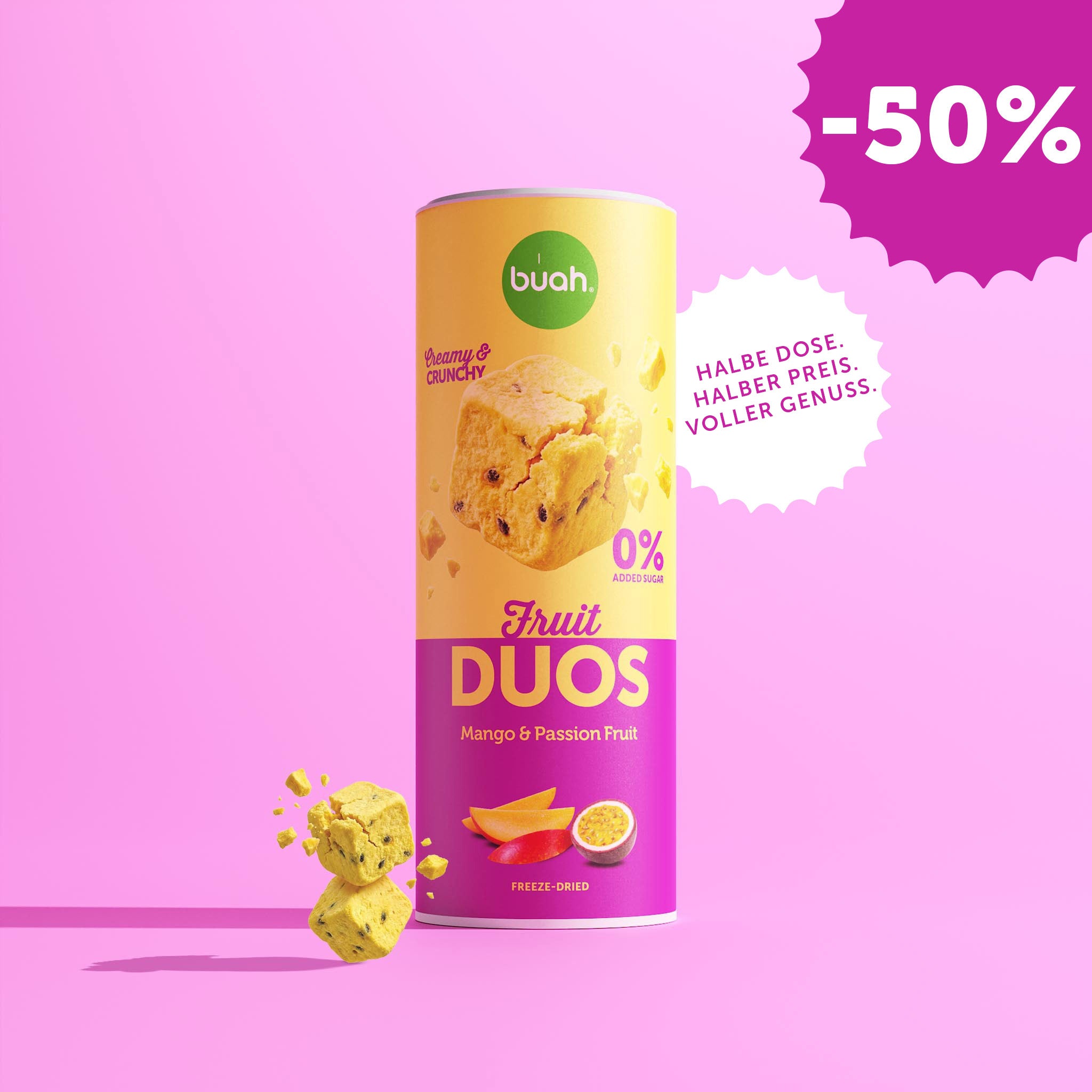 Eine Slim-Dose buah Fruit DUOS Mango & Maracuja steht im Zentrum vor einem rosafarbenen Hintergrund. Daneben steht in einer weißen, gezackten Blase: „HALBE DOSE. HALBER PREIS. VOLLER GENUSS." Links schweben Fruchtwürfel. Rechts oben steht in einem lilaen, gezackten Blase "-50%".