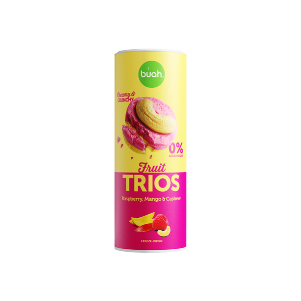Eine hohe Slim-Dose buah Fruit TRIOS Raspberry, Mango & Cashew steht freigestellt auf einem weißen Hintergrund. Auf der Dose ist ein rundes Fruchtstück mit Cashewkern abgebildet.