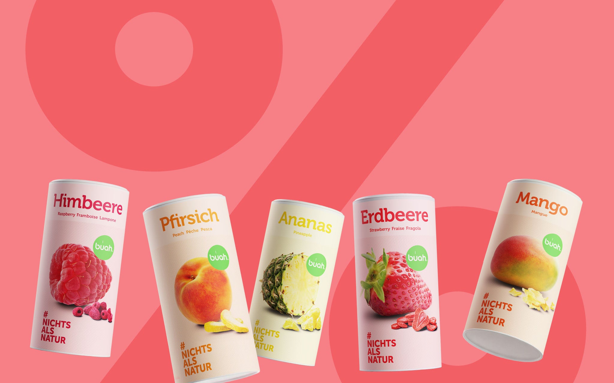 Ein breites Banner: Fünf Dosen buah gefriergetrocknete Früchte (Himbeere, Pfirsich, Ananas, Erdbeere, Mango) sind unten aufgereiht. Der Hintergrund ist pink und zeigt ein großes, angeschnittenes Prozentzeichen.