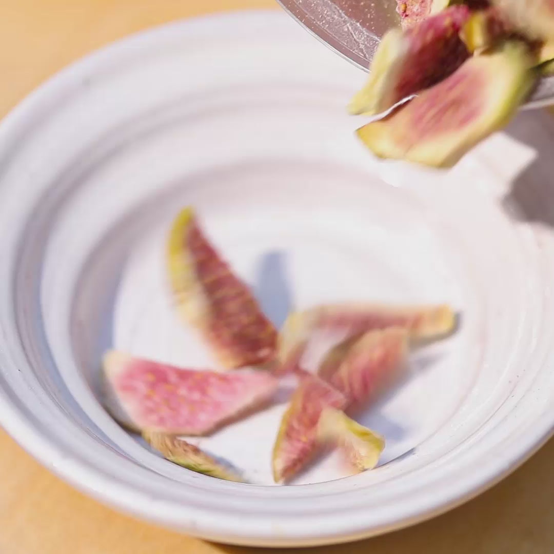 Video, wie buah gefriergetrocknete Feigen in eine Schuessel geleert werden