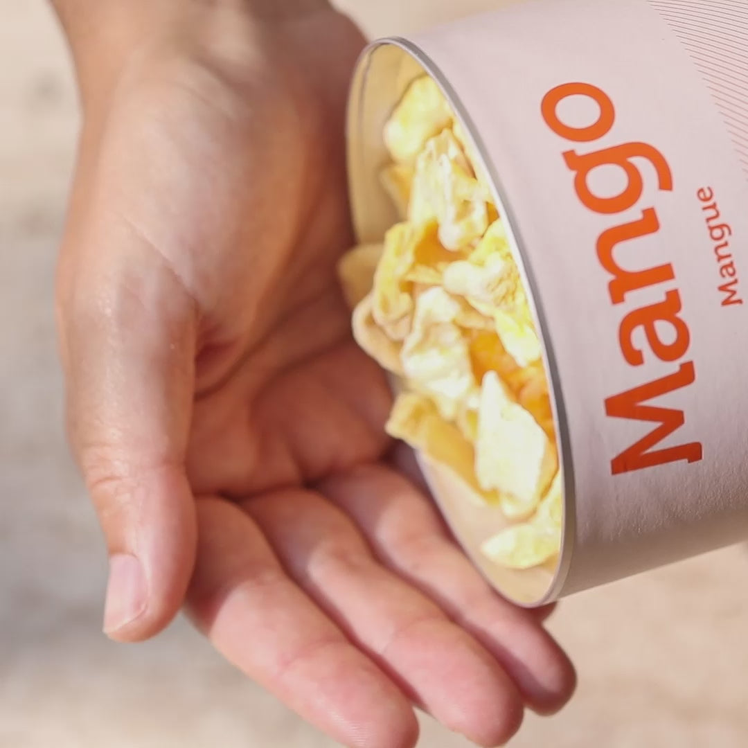 Video einer Dose buah gefriergetrockneter Mango die aus der Dose in eine Hand geleert wird