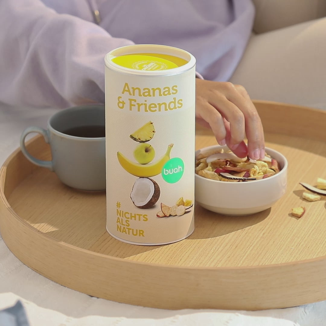 Video einer Person, die buah Kokoschips aus einer Schale mit buah Ananas & Friends nimmt