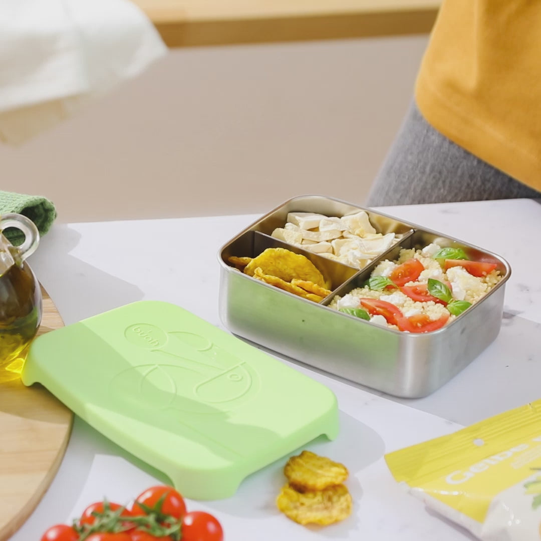 Video wie die gepackte buah Lunchbox mit einer Brotzeit verschlossen wird mit dem Silikon-Deckel und weggepackt wird. 