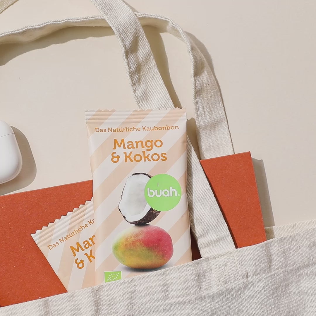 Video einer Hand die in eine Tüte Mango-Kokos Kaubonbon von buah hereingreift